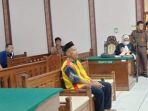 Kakek-Suyatno-saat-jalani-sidang-perdana-di-PN-Bojonegoro-gegara-mencuri-ayam-jantan-bu-kades.jpg