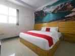 Kamar-penginapan-di-hotel-murah-RedDoorz-Plus-Syariah-Pentadio-Gorontalo.jpg