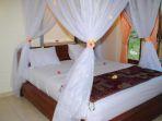 Kamar-penginapan-di-hotel-murah-Tiara-Homestay-Pemuteran-Bali.jpg