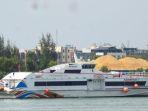 Kapal-ferry-Batam-Fast-saat-berlabuh-di-Pelabuhan-Ferry-Batam-Centre.jpg