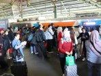 Keramaian-penumpang-di-sebuah-stasiun-kereta-api.jpg