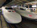 Kereta-Tokaido-Shinkansen-seri-700-dan-N700-di-Stasiun-Tokyo-Jepang.jpg