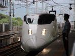 Kereta-shinkansen-tiba-di-stasiun.jpg