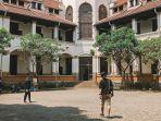 LAWANG-SEWU-SEMARANG-Wisatawa-yang-memasuki-kawasan-Lawang-Sewu-Semarang-Jawa-Tengah.jpg