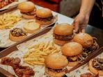 Makan-Daging-burger-di-Solo-Jawa-Tengah-yang-terkenal-enak-dengan-pilihan-unik-dan-beragam.jpg