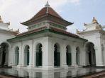 Masjid-Agung-Palembang-atau-Masjid-Agung-Sultan-Mahmud-Badaruddin-Jayo-Wikramo.jpg