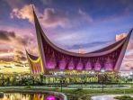 Masjid-Raya-Sumatera-Barat-atau-dikenal-juga-sebagai-Masjid-Mahligai-Minang-di-Padang.jpg