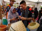 Maverick-Vinales-saat-beli-topi-bambu-di-Lombok-1.jpg