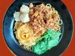 Menu-mi-ayam-pangit-bakso-di-warung-Mie-Pangsit-Dinda-Bengkulu1.jpg