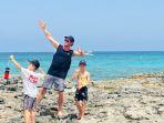 Momen-Chris-Hemsworth-liburan-bersama-anak-anaknya.jpg