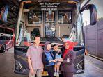 Momen-manis-sebelum-berangkat-Juragan99-Trans-hadiah-puzzle-untuk-anak.jpg