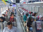 Naik-Kereta-Api-Saat-Bepergian.jpg