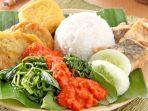 Nasi-tempong-kuliner-legendaris-yang-disajikan-dengan-sambal-super-pedas.jpg