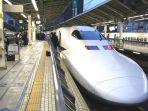 Nozomi-Shinkansen-menunggu-penumpang-di-Tokyo-Jepang.jpg