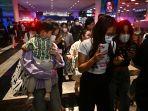Orang-orang-meninggalkan-pusat-perbelanjaan-Siam-Paragon-di-Bangkok-Thailand.jpg