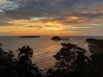 PANTAI-AIR-MANIS-Menikmati-keindahan-sunset-di-Pantai-Air-Manis-Padang-Sumatera-Barat.jpg