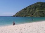 Pantai-Mawun-Lombok-Tengah-NTB.jpg