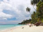 Pantai-Sumur-Tiga-di-Sabang-Aceh-dilengkapi-pasir-putih-mirip-kristal.jpg