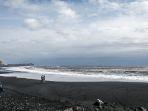 Pantai-Vik-satu-pantai-terunik-di-dunia-yang-wajib-kamu-kunjungi-sekali-seumur-hidup.jpg