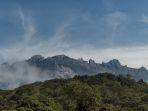 Pemandangan-Gunung-Kinabalu-terlihat-dari-Kota-Kinabalu.jpg