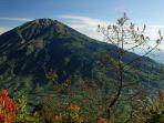 Pemandangan-Gunung-Merbabu-di-Kabupaten-Semarang-Boyolali-dan-Magelang-Jawa-Tengah.jpg