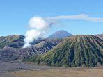 Pemandangan-Gunung-Semeru-yang-merupakan-bagian-dari-Taman-Nasional-Bromo-Tengger-Semeru.jpg