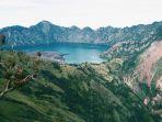 Pemandangan-Taman-Nasional-Gunung-Rinjani-di-Lombok-Nusa-Tenggara-Barat.jpg