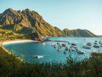Pemandangan-indah-kapal-pinisi-di-Pulau-Padar-Taman-Nasional-Komodo-Nusa-Tenggara-Timur.jpg