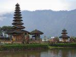 Pemandangan-menakjubkan-Pura-Ulun-Danu-Beratan-Bedugul-di-Tabanan-Bali.jpg