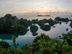 Pemandangan-sunrise-dari-puncak-Piaynemo-Raja-Ampat-yang-menakjubkan.jpg