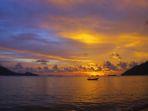 Pemandangan-sunset-di-Pantai-Carolina-Padang-Sumatera-Barat.jpg