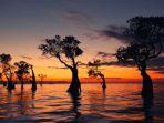 Pemandangan-sunset-di-Pantai-Walakiri-Sumba-yang-terkenal-romantis.jpg