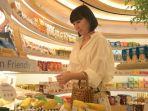 Pembeli-yang-mencari-produk-sehat-di-SESA-Organic-Store-Mall-Grand-Indonesia-Jakarta.jpg