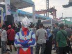 Pemudik-bernama-Iqbal-Alam-24-berkostum-Ultraman-di-Pelabuhan-Nusantara.jpg