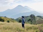 Pendaki-di-Puncak-Gunung-Prau.jpg