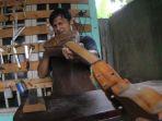 Pengrajin-alat-musik-gambus-Melayu-Robithah-Irawan-34-Jalan-Kartama-Pekanbaru.jpg