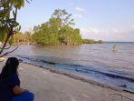 Pengunjung-Pantai-Larantuka-Batam.jpg