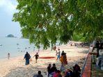 Pengunjung-Pantai-Pelawan.jpg