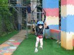 Pengunjung-anak-anak-nyobain-wahana-flying-fox-di-Bigbound-1B-Bogor-Jawa-Barat.jpg