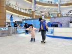 Pengunjung-anak-yang-mencoba-seluncur-es-di-Snowy-Happyland-Summarecon-Mall-Serpong.jpg
