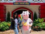 Pengunjung-berfoto-dengan-badut-sapi-di-Dairyland-Farm-Theme-Park-Prigen.jpg