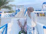 Pengunjung-berfoto-di-Jungwok-Blue-Ocean-Gunungkidul-Jogja.jpg