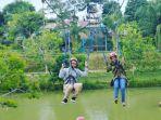 Pengunjung-bermain-wahana-flying-fox-di-Kampoeng-Radja-Jambi.jpg
