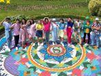 Pengunjung-berwisata-di-Flora-Wisata-San-Terra-di-Kecamatan-Pujon-Kabupaten-Malang-Jawa-Timur.jpg