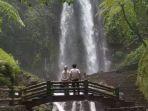 Pengunjung-liburan-ke-Air-Terjun-Jumog-di-Karanganyar-Jawa-Tengah-dan-melewati-jembatan.jpg
