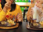 Pengunjung-makan-steak-di-Waroeng-Steak-and-Shake.jpg