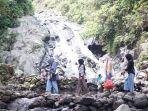 Pengunjung-menikmati-Air-Terjun-Wadung-Kecemplung-Batealit-Jepara-Jateng.jpg