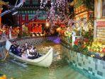 Pengunjung-menikmati-wahana-Magic-Journey-di-Malang-Night-Paradise-Kota-Malang-Jawa-Timur.jpg