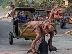 Pengunjung-naik-wahana-dinosaurus-di-Wisata-Jati-Ombo-Kabupaten-Bogor-Jawa-Barat.jpg