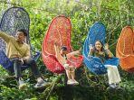 Pengunjung-naik-wahana-flying-basket-di-Obelix-Village-tempat-wisata-kids-friendly-di-Jogja.jpg